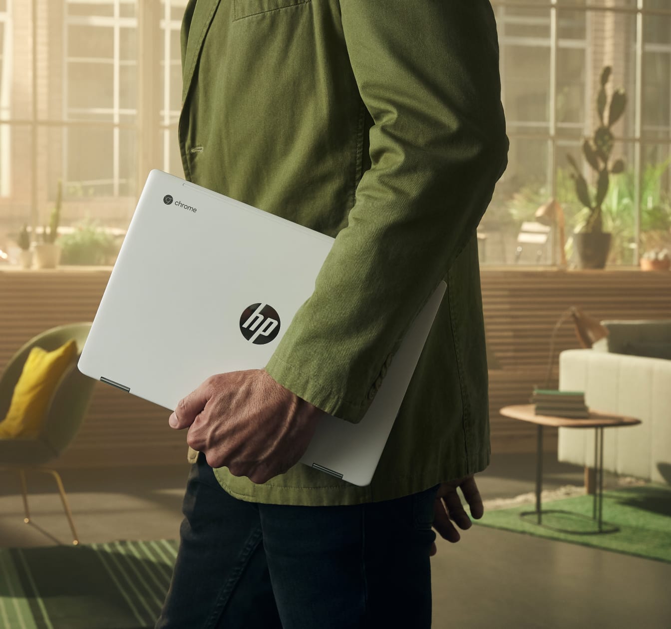 En mand går rundt på sin arbejdsplads med en HP Chromebook. Den lange batteritid på Chromebooks gør det nemt at tage dem med på farten.