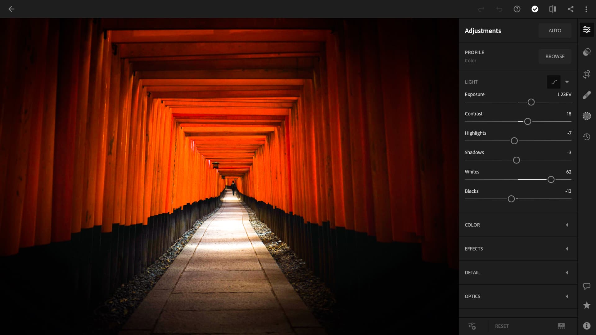 Adobe Photoshop Lightroom er en gratis, kraftfuld og intuitiv kamera- og billedredigeringsapp. Lightroom giver dig mulighed for at tage flotte billeder og redigere dem, mens den hjælper dig med at blive en bedre fotograf.