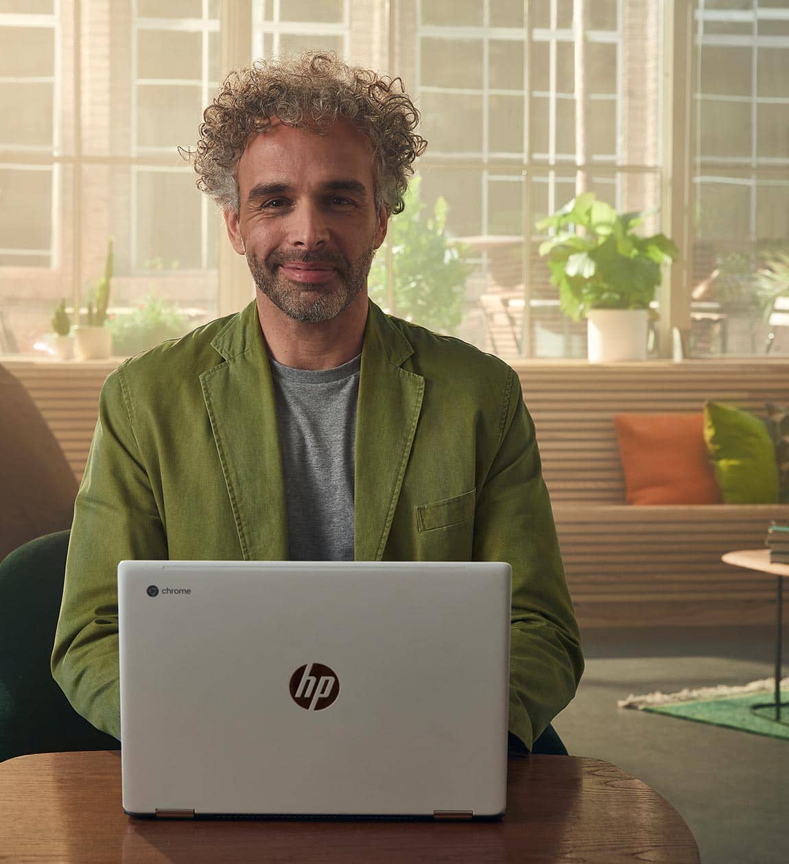 En mor på en café opstiller nogle regler for sine børns brug af enheder via sin Chromebook.